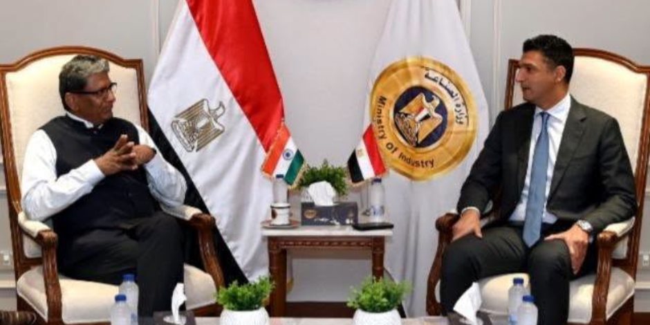 وزير الصناعة يبحث مع سفير الهند لدى مصر تعزيز التعاون الصناعي وزيادة الاستثمارات بين البلدين