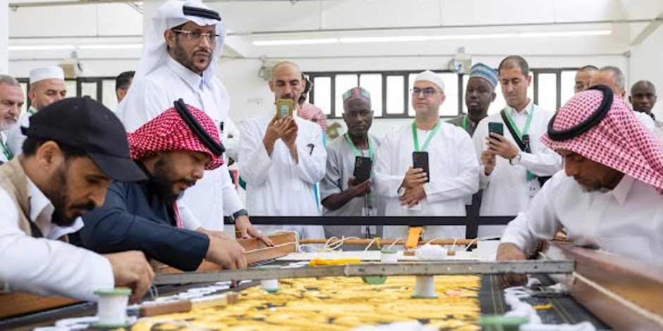 250 معتمراً ومعتمرة من ضيوف برنامج خادم الحرمين الشريفين يزورون معرض الوحي في "حراء الثقافي"