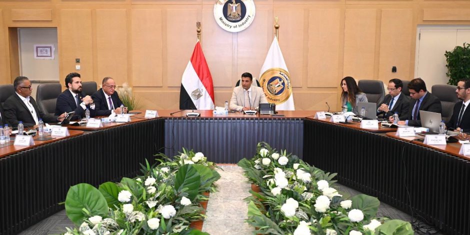 وزير الصناعة يبحث مع مصنعي ومصممي الأثاث سبل تطوير الصناعة وتعزيز تنافسيتها محليًا ودوليًا