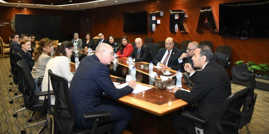 رئيس "الرقابة المالية" يبحث مع نائب رئيس البنك الأوروبي لإعادة الإعمار والتنمية سبل تعزيز التعاون