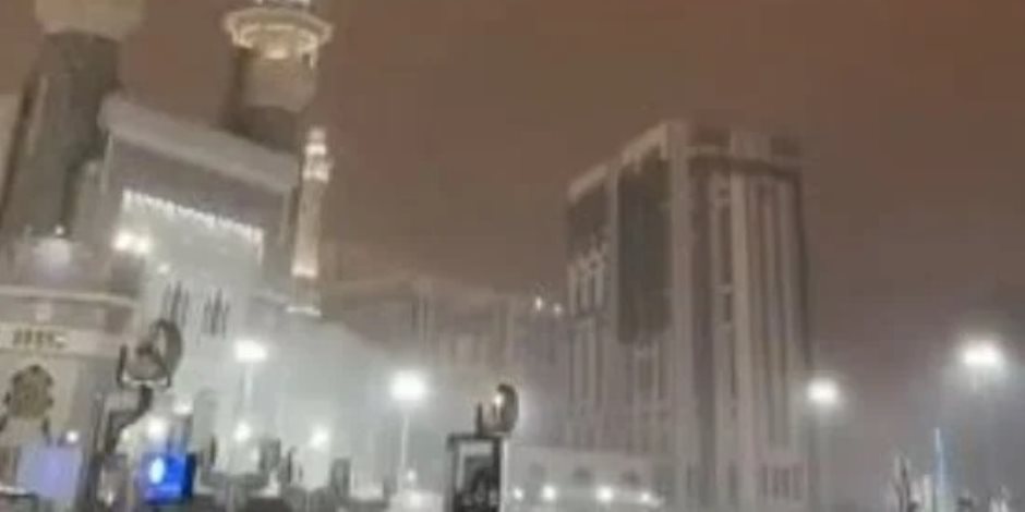 أمطار رعدية غزيرة تضرب مكة المكرمة وتحذيرات من السيول.. فيديو