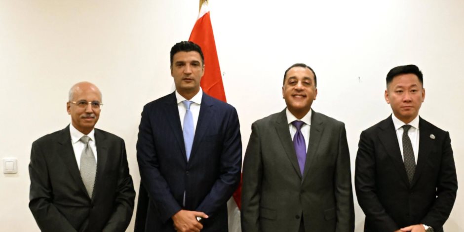 رئيس الوزراء يشهد مراسم توقيع عقد إنشاء مصنع لإنتاج البطاريات الكهربائية بمختلف أنواعها