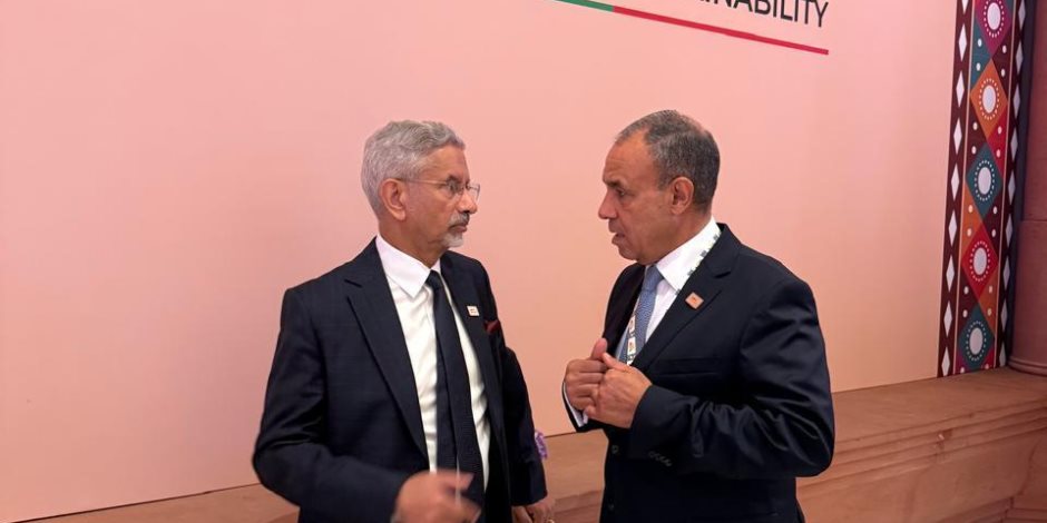 وزير الخارجية يلتقي نظيره الهندي لبحث سبل تعزيز العلاقات الثنائية