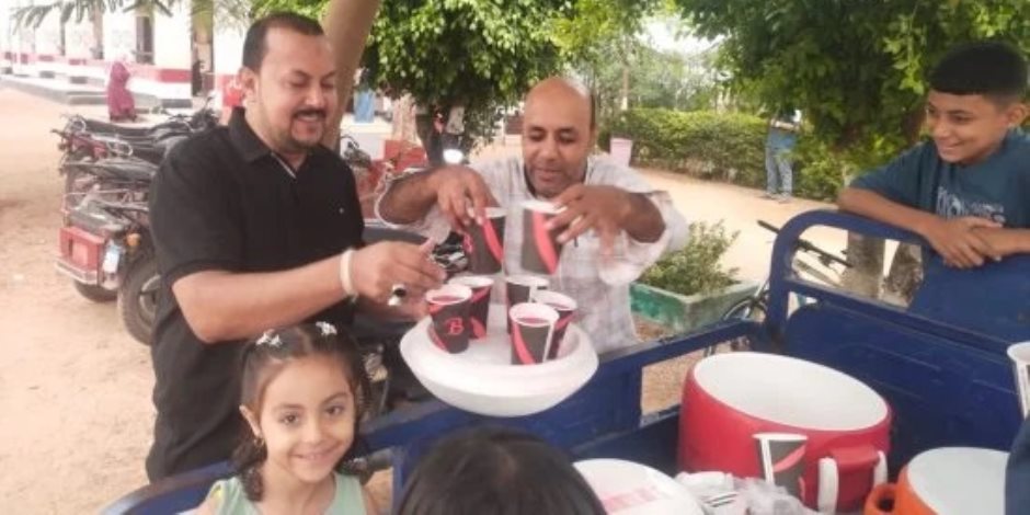 شباب برقطا يوزعون الشربات على الأهالي احتفالا بانطلاق العام الدراسي.. صور