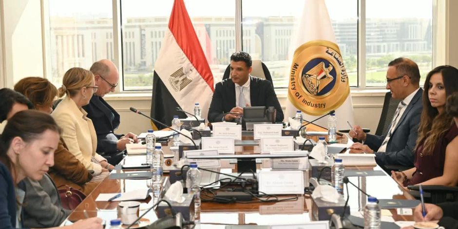 وزير الصناعة يبحث مع وفد البنك الأوروبي لإعادة الإعمار والتنمية مشروعات البنك في مصر في مجالات الصناعة والاقتصاد الأخضر وترشيد المياه