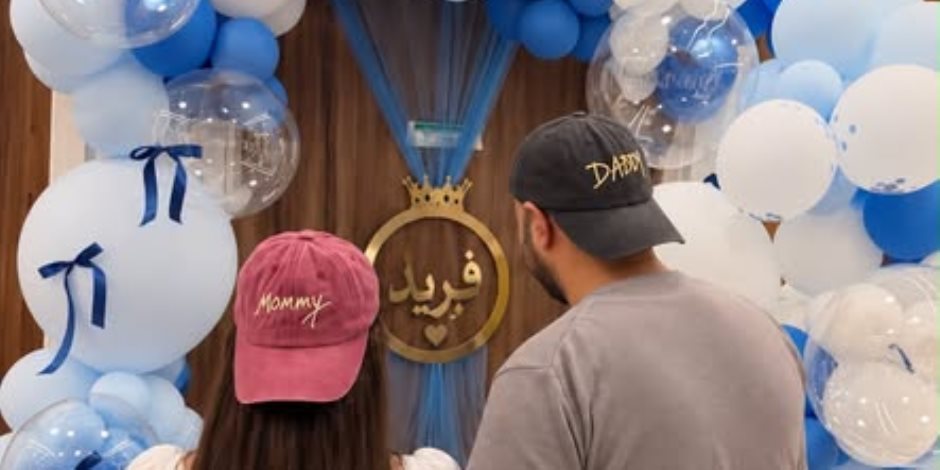 الحمد لله ربنا رزقنا بفريد .. حاتم صلاح يُرزق بمولوده الأول 