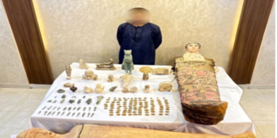 ضبط 151 قطعة أثرية و2 تابوت أثرى بحوزة شخص فى المنيا