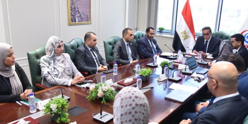 وزير الصحة يجتمع بفريق المبادرات الصحية عقب حصولها على شهادتي الأيزو