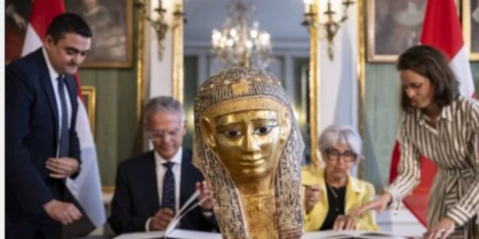 سويسرا تعيد لمصر قناعًا جنائزيًا عمره أكثر من ألفي عام.. تفاصيل استرداد قطعة أثرية من العصر البطلمي