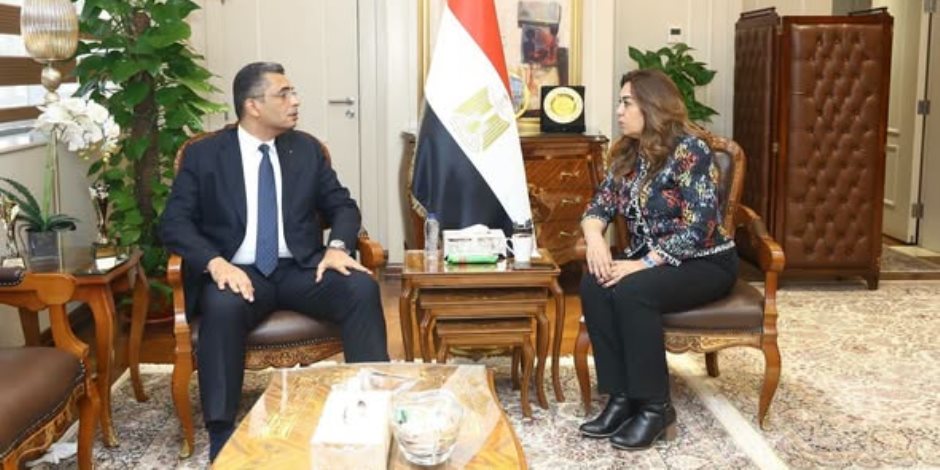 وزيرة التنمية المحلية والبيئة تبحث مع محافظ البحر الأحمر آليات الحفاظ على التنمية الحضارية والسياحية