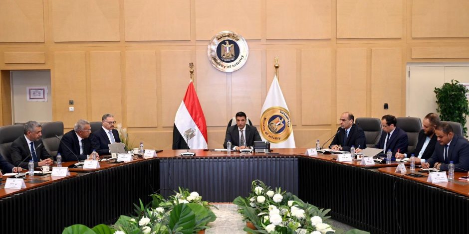 وزارة الصناعة تناقش مع مصنعي الأسمنت خارطة طريق للقطاع لزيادة للاسواق الخارجية