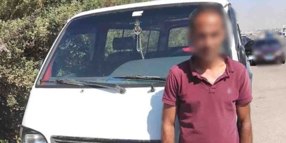 الداخلية تضبط سائق ميكروباص لقيامه بالسير عكس الاتجاه وتعطيل المرور بالدرب الأحمر