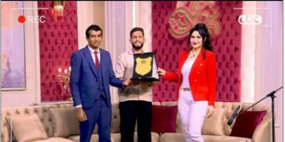 هبة عبد الفتاح تمنح المنشد عبد الرحمن بدر درع الموهوبين فى "جوهرة مصرية"