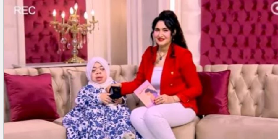 هبة عبد الفتاح تهدى قلادة ذهبية لكاتبة من ذوى الهمم فى برنامج جوهرة مصرية