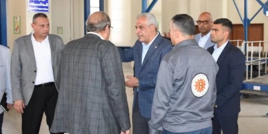 وزير الدولة للإنتاج الحربي يتفقد خطوط الإنتاج بشركة هليوبوليس للصناعات الكيماوية