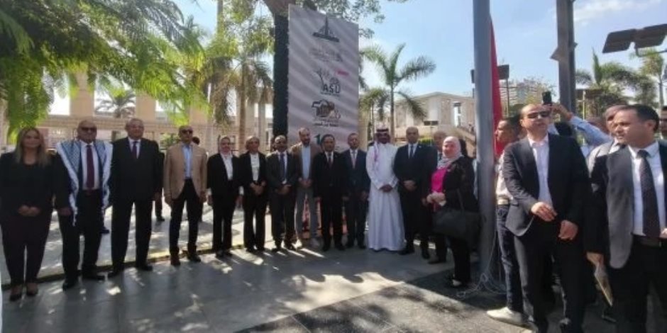 رئيس جامعة عين شمس يشهد تحية العلم والنشيد الوطنى ويعلن بدء العام الجامعى