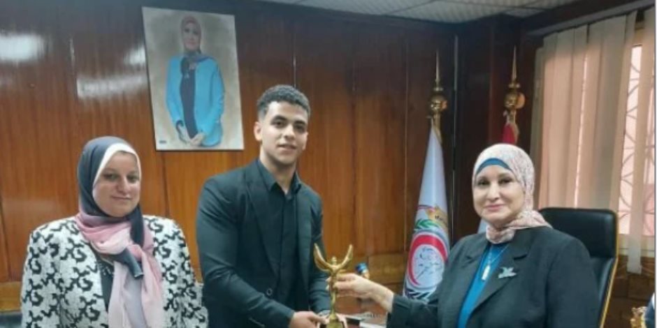 نقيب التمريض تكرم علي محمد وتمنحه «أوسكار النقابة» بعد مساعدته مريضا مسنا على أداء الصلاة 