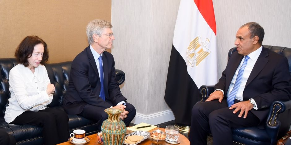 وزير الخارجية يلتقي برئيس شبكة حلول التنمية المستدامة التابعة للأمم المتحدة