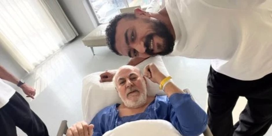 نقل والد أحمد العوضي للمستشفى لتعرضه لوعكة صحية.. والنجم : والدي وحش الوحوش