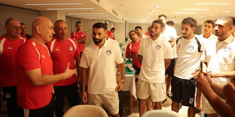 احتفال خاص من لاعبي منتخب مصر بحسام وإبراهيم حسن بعد تمديد التعاقد حتى 2030