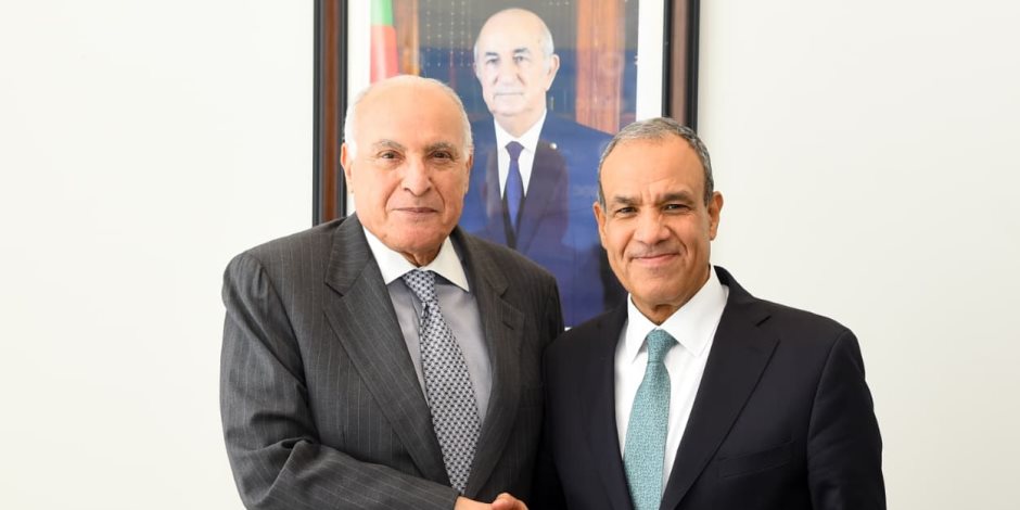 وزير الخارجية يبحث مع نظيره الجزائري دفع التعاون والتنسيق إزاء القضايا الإقليمية
