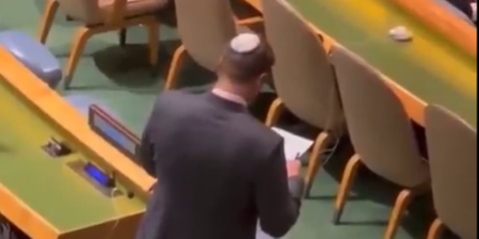 عضو بوفد إسرائيل يسجل الدول المغادرة لخطاب نتنياهو فى الأمم المتحدة (فيديو)