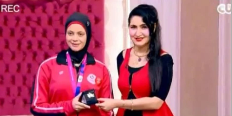 هبة عبد الفتاح تهدى قلادة ذهبية لبطلة قادرون باختلاف فى جوهرة مصرية