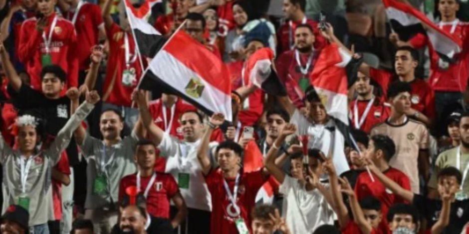 الجماهير تملأ إستاد القاهرة لمساندة الفراعنة أمام أنجولا.. أعلام ولافتات تهتف للمنتخب (صور)