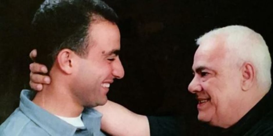 أحمد السقا يحيى ذكرى رحيل والده بكلمات مؤثرة: بتعلمنى حتى وإنت هناك