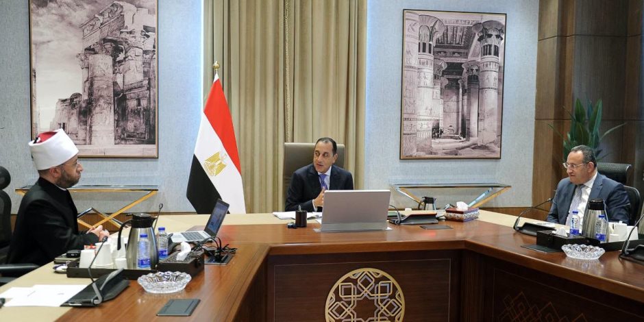 رئيس الوزراء يواصل اجتماعاته التحضيرية بلقاء وزيري الأوقاف والتعليم العالي القائم بأعمال وزير الثقافة