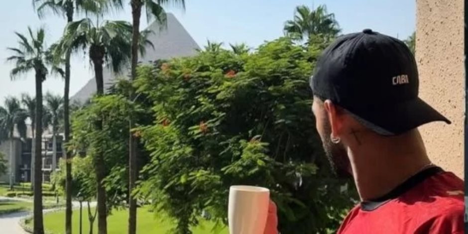 ماتيوس كونيا نجم مانشستر يونايتد يرتدي قميص منتخب مصر أمام الأهرامات
