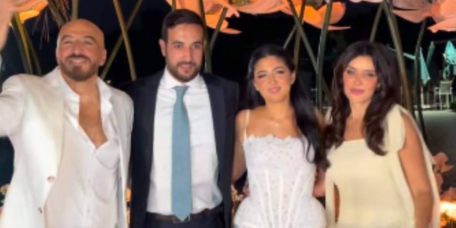 الفنانة غادة عادل ومجدي الهواري يحتفلان بخطوبة ابنتهما في أجواء عائلية (فيديو)