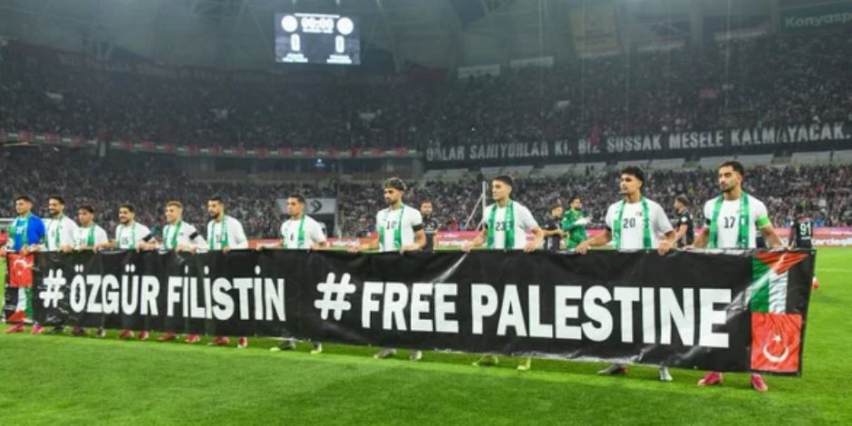  42 ألف مشجع يصنعون ليلة استثنائية لفلسطين في كونيا بتواجد مصطفى محمد (فيديو) 