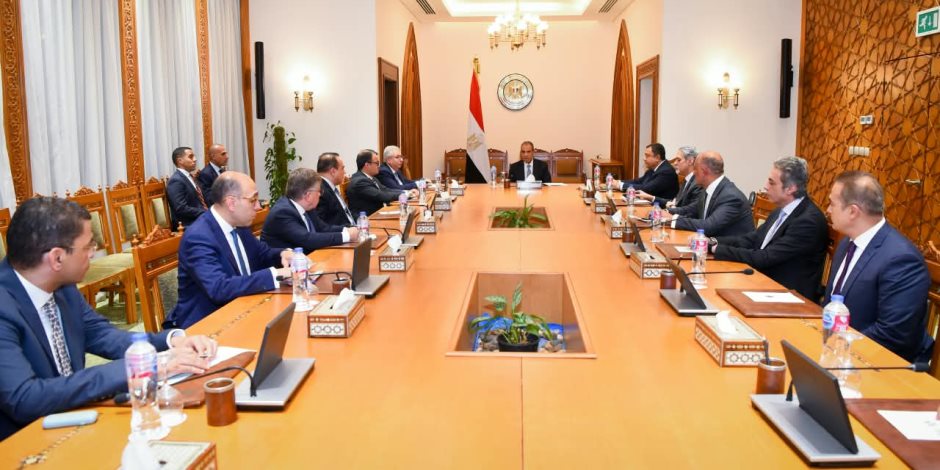 وزير الخارجية يعقد اجتماعاً مع قيادات الوزارة لمتابعة تنفيذ التوجيهات الرئاسية بشأن الأزمات الإقليمية