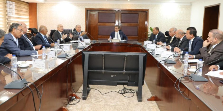 وزير الزراعة يبحث مع غرفة استصلاح الأراضي الصحراوية سبل دعم الاستثمار الزراعي