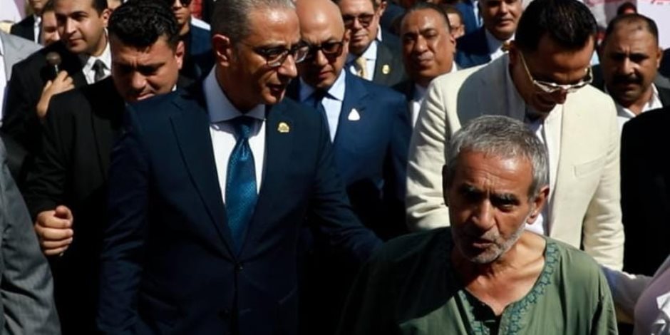 محافظ الجيزة يستجيب لمسن استوقفه خلال جولته ويوجه بتوفير الرعاية الطبية اللازمة له