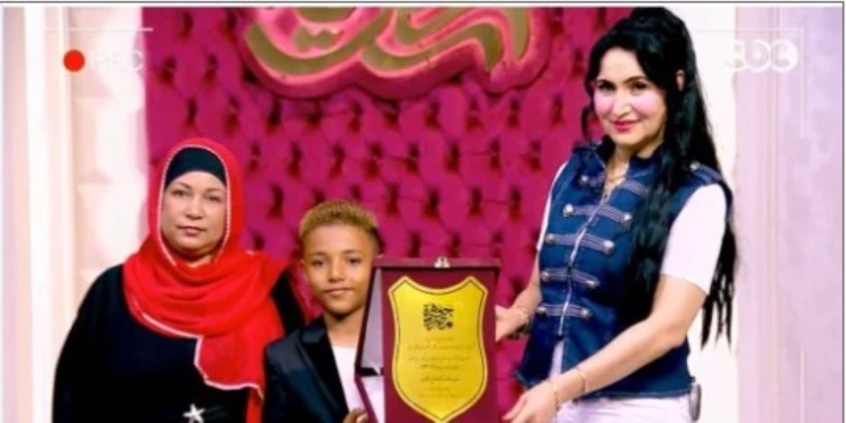 هبة عبد الفتاح تهدى درع الموهوبين للمطرب الصغير علي ممدوح بـ جوهرة مصرية