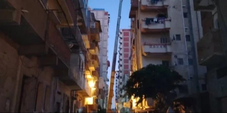 تطورات فى عقار أمبروزو الاسكندرية.. إخلاء السكان وتأمين المنطقة تمهيدًا للإزالة (صور)