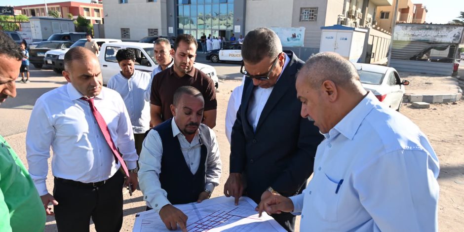 محافظ جنوب سيناء يتابع خطة تطوير الطرق ومداخل المنشآت الخدمية بمدينة طور سيناء (صور) 