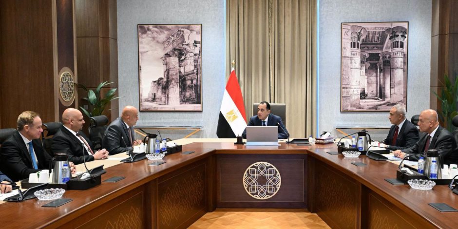 رئيس الوزراء يتابع مع مسئولي شركة "أكوا " مستجدات التعاون في مشروعات تحلية مياه البحر