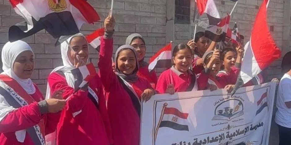 "بطول 3 كيلو متر" اصطفاف طلاب بورسعيد بالأعلام احتفالا بذكرى أكتوبر.. صور