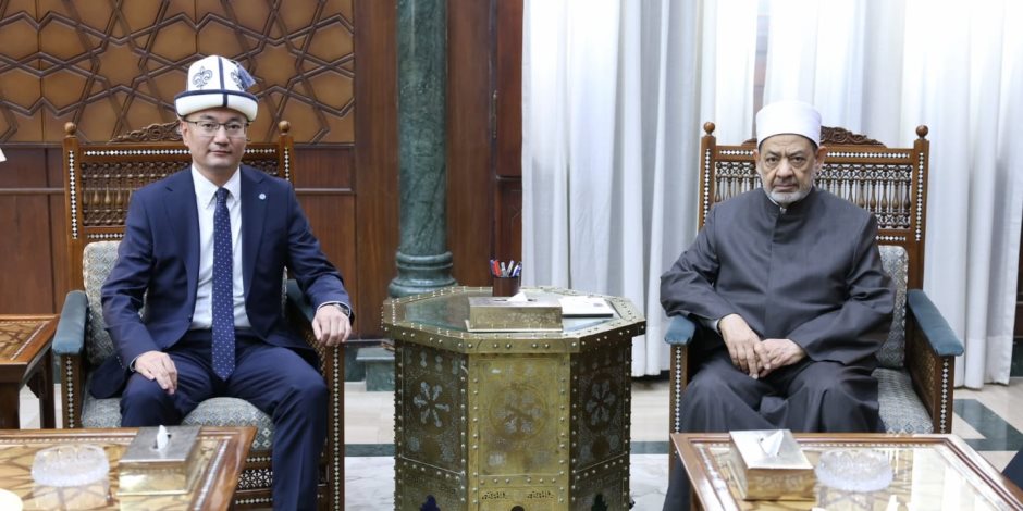 شيخ الأزهر يبحث مع سفير قيرغيزستان تعزيز الدعم التعليمي والدعوي للأئمة والطلاب