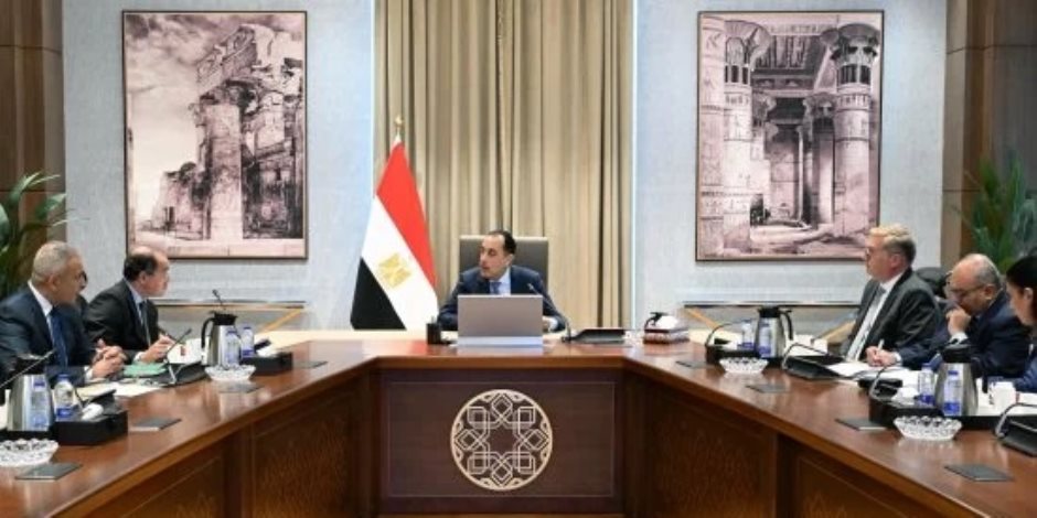 رئيس الوزراء يتابع عدداً من ملفات العمل المشترك بين وزارتي المالية والبترول