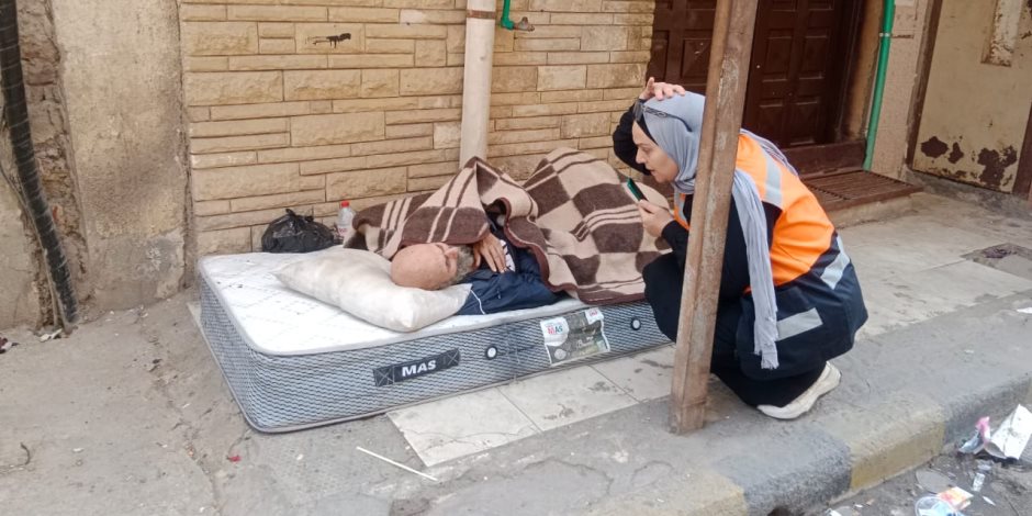 التضامن  "التدخل السريع" يستجيب لبلاغ وينقل مسنًا بلا مأوى إلى دار للرعاية