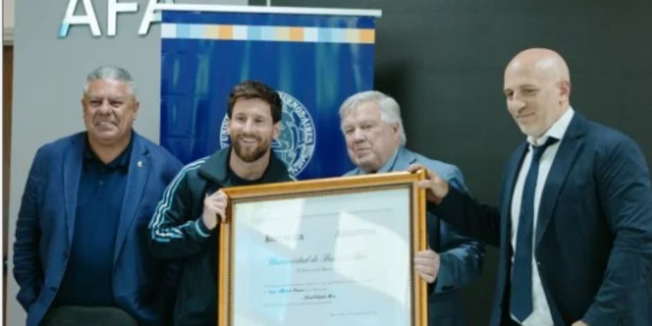 تكريم جديد لمسيرته الرياضية .. ميسي يتوج تكريمه بالدكتوراه الفخرية قبل ظهوره الأخير مع الأرجنتين