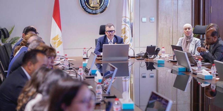 وزير التخطيط يستعرض التطورات الاقتصادية وملامح البرنامج الوطني للتحول الاقتصادي مع مؤسسات التمويل
