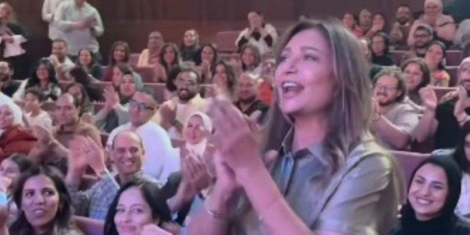ليلى علوي تفاجئ هشام ماجد وبأبطال «خيال مريض» ببوكيه ورد بعد العرض