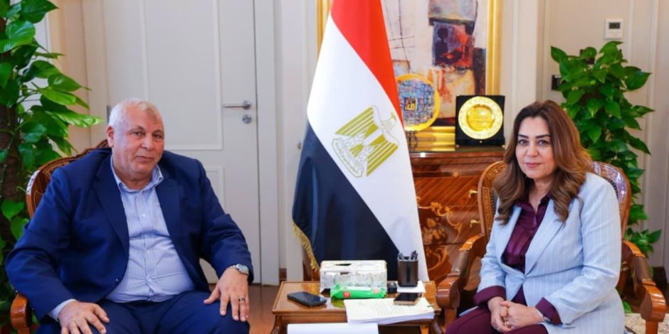 وزيرة التنمية المحلية والبيئة تتابع مع محافظ مطروح موقف تنفيذ مشروعات الخطة الاستثمارية
