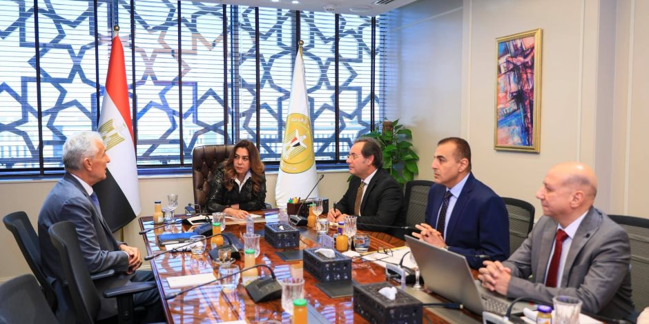 وزيرة التنمية المحلية والبيئة تبحث سبل تطوير مركز السلام لمكافحة التلوث البحري بالزيت بشرم الشيخ