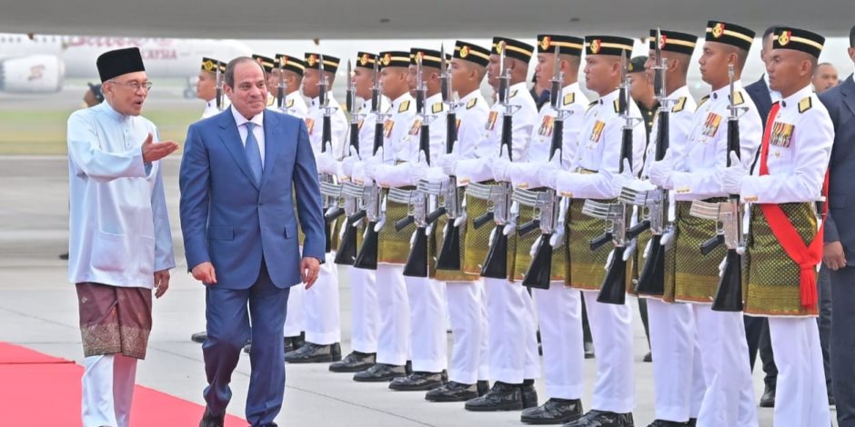 رئيس وزراء ماليزيا يستقبل الرئيس السيسي لدى وصوله مطار كوالالمبور.. فيديو